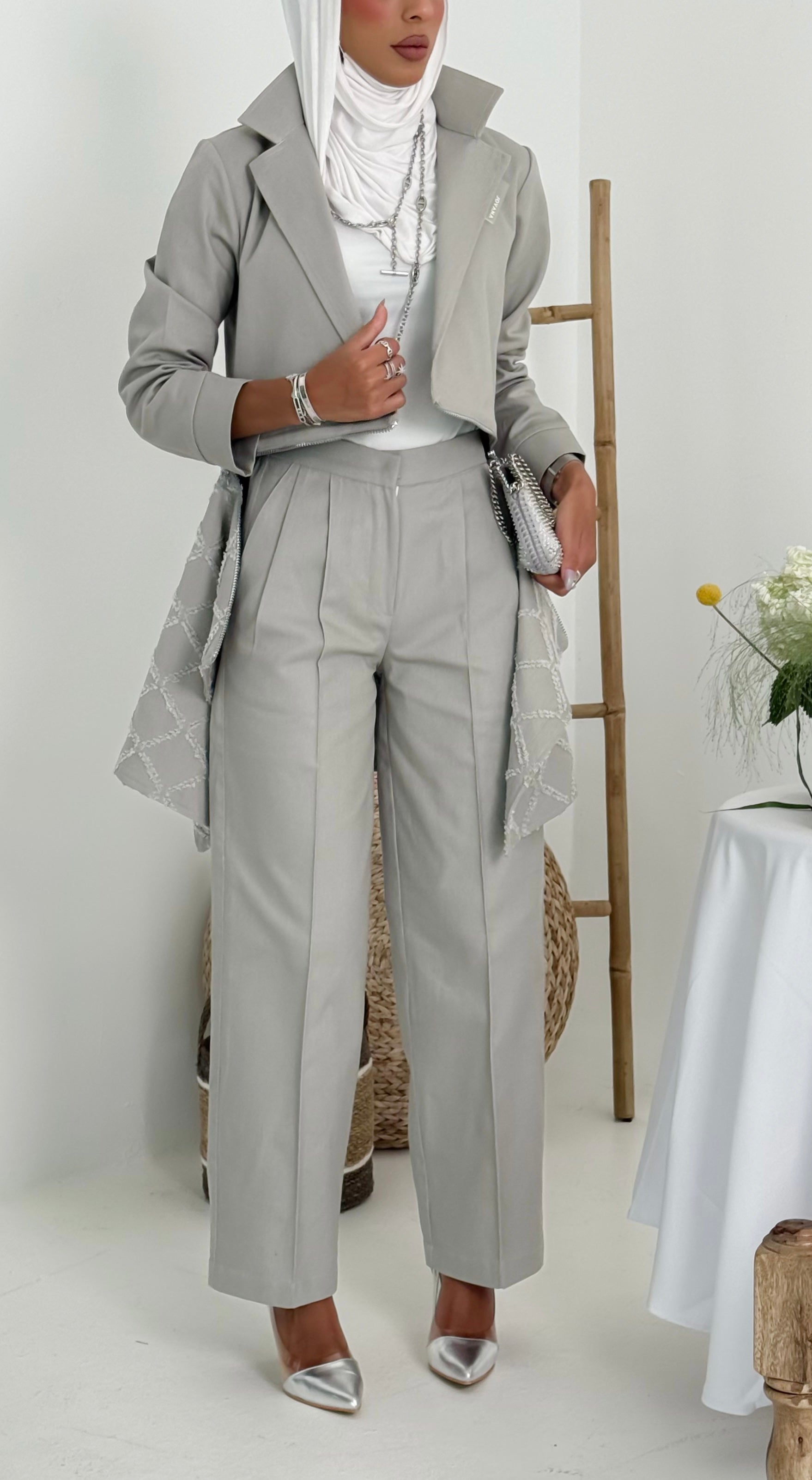 طقم رمادي صيفي