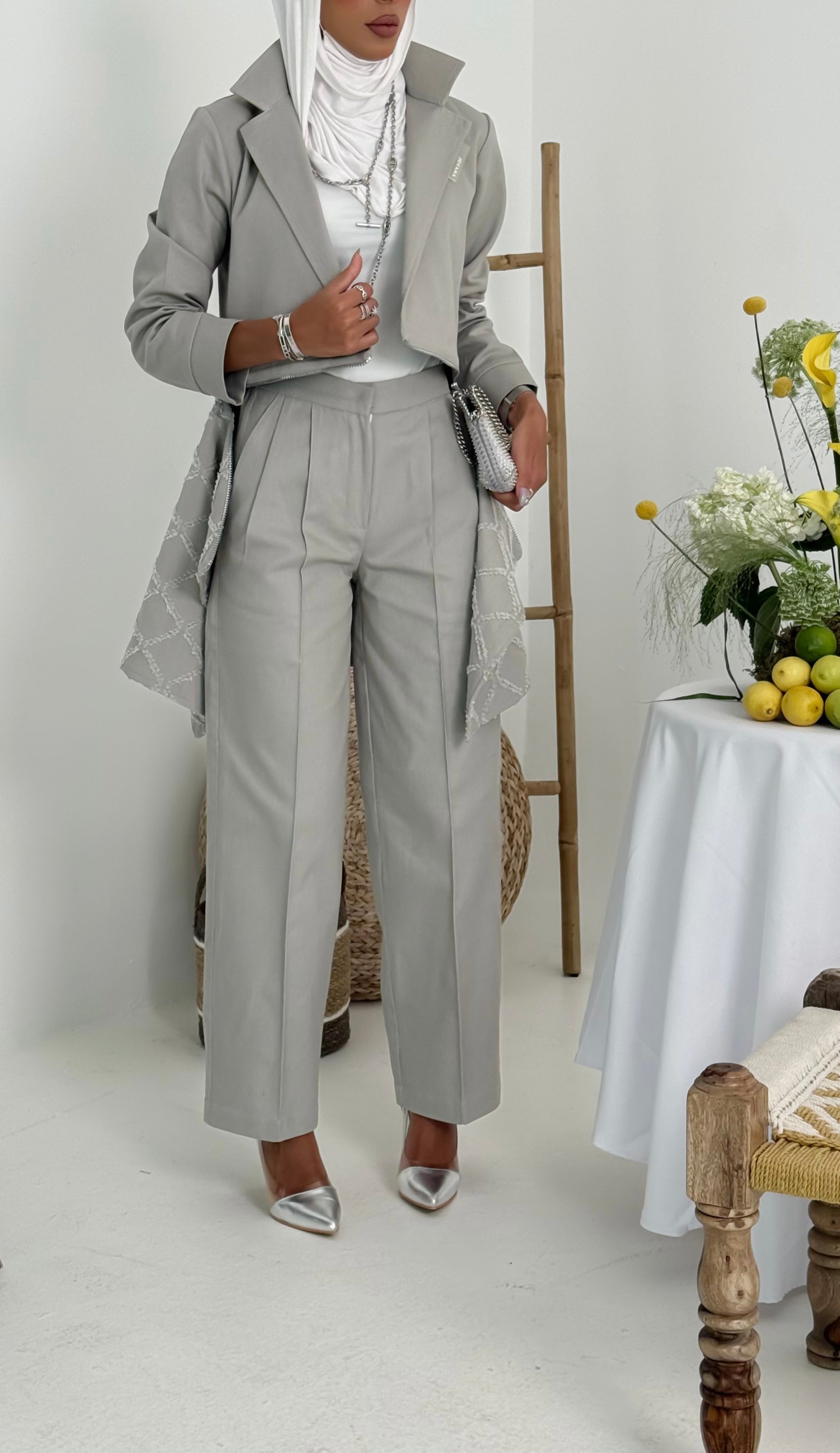 طقم رمادي صيفي