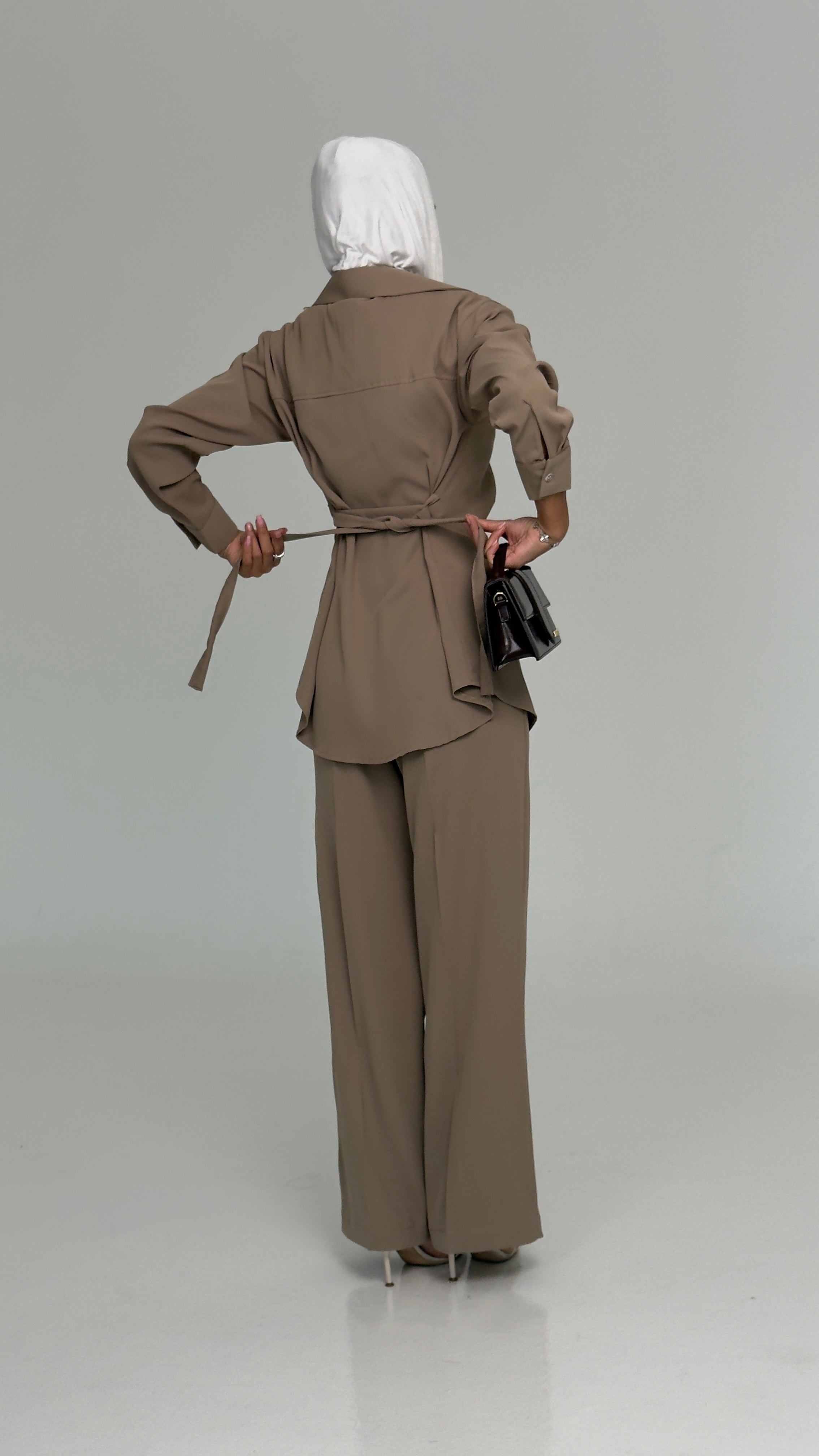 بدلة قميص وبنطلون بني