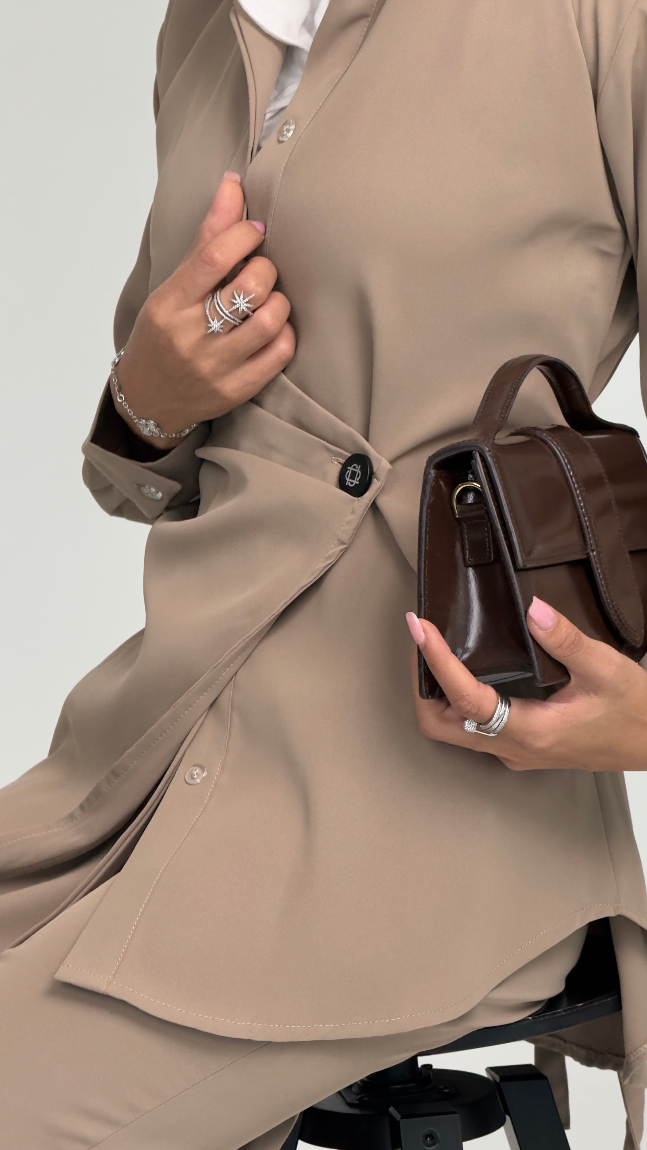 بدلة قميص وبنطلون بني