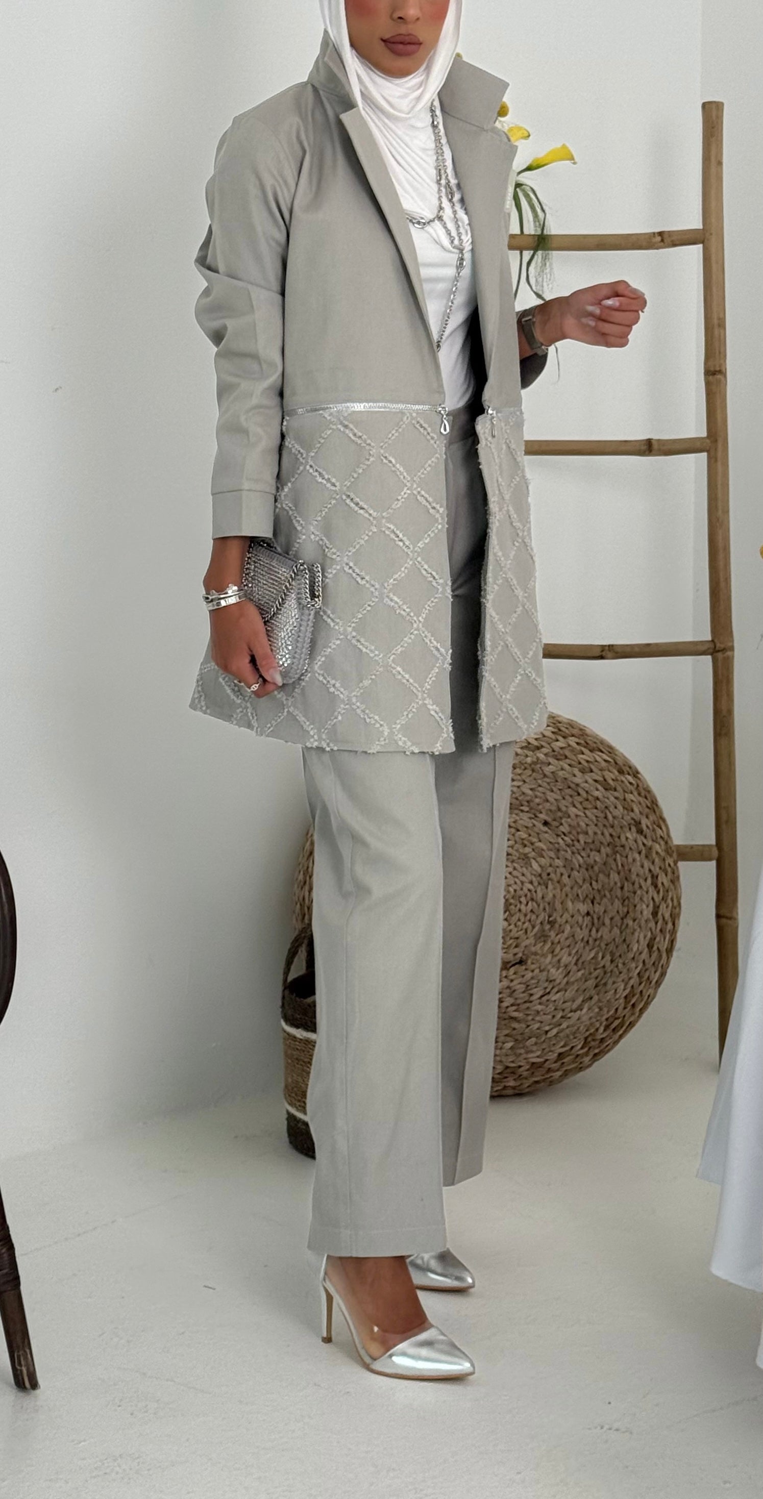 طقم رمادي صيفي