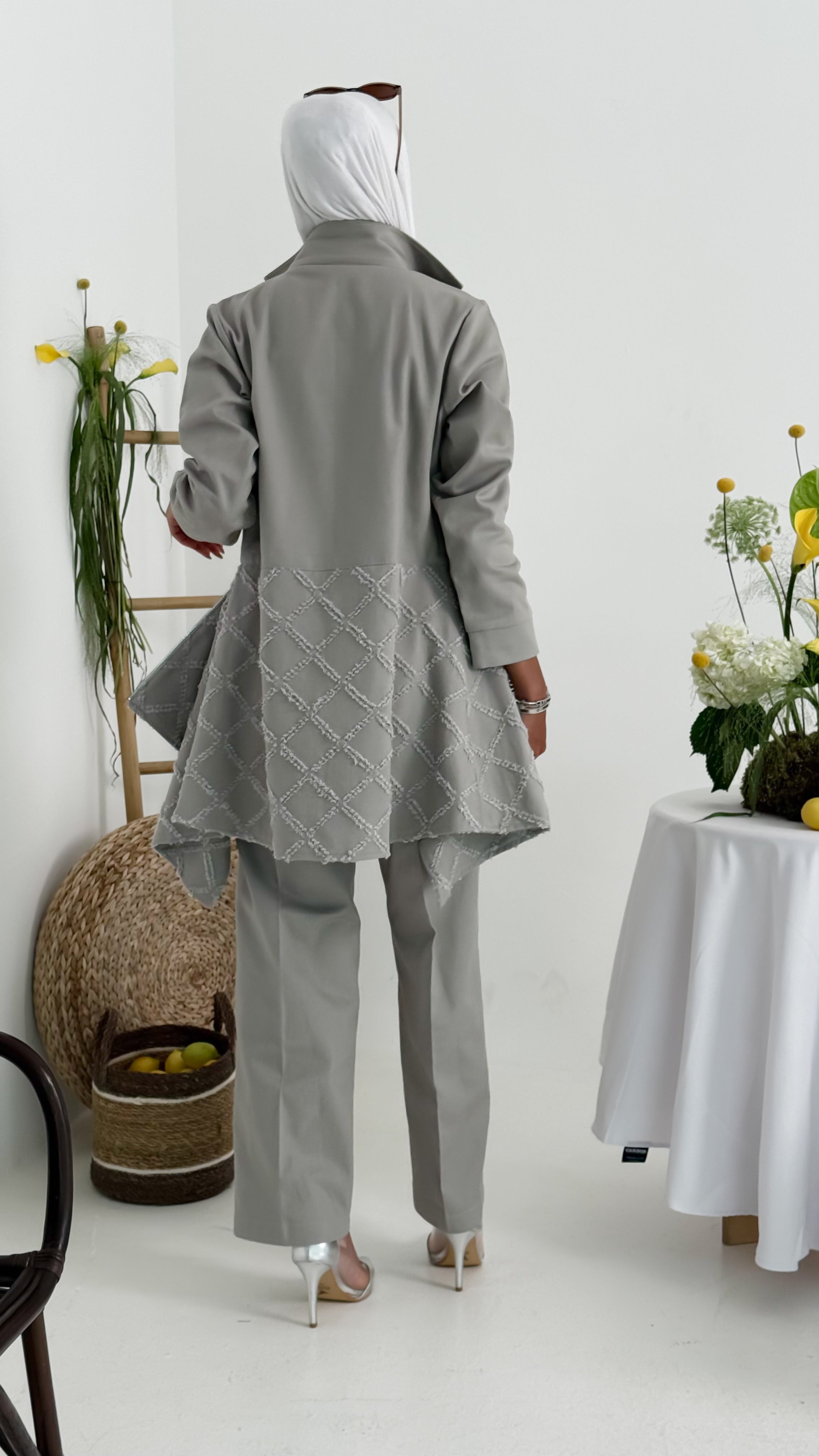 طقم رمادي صيفي