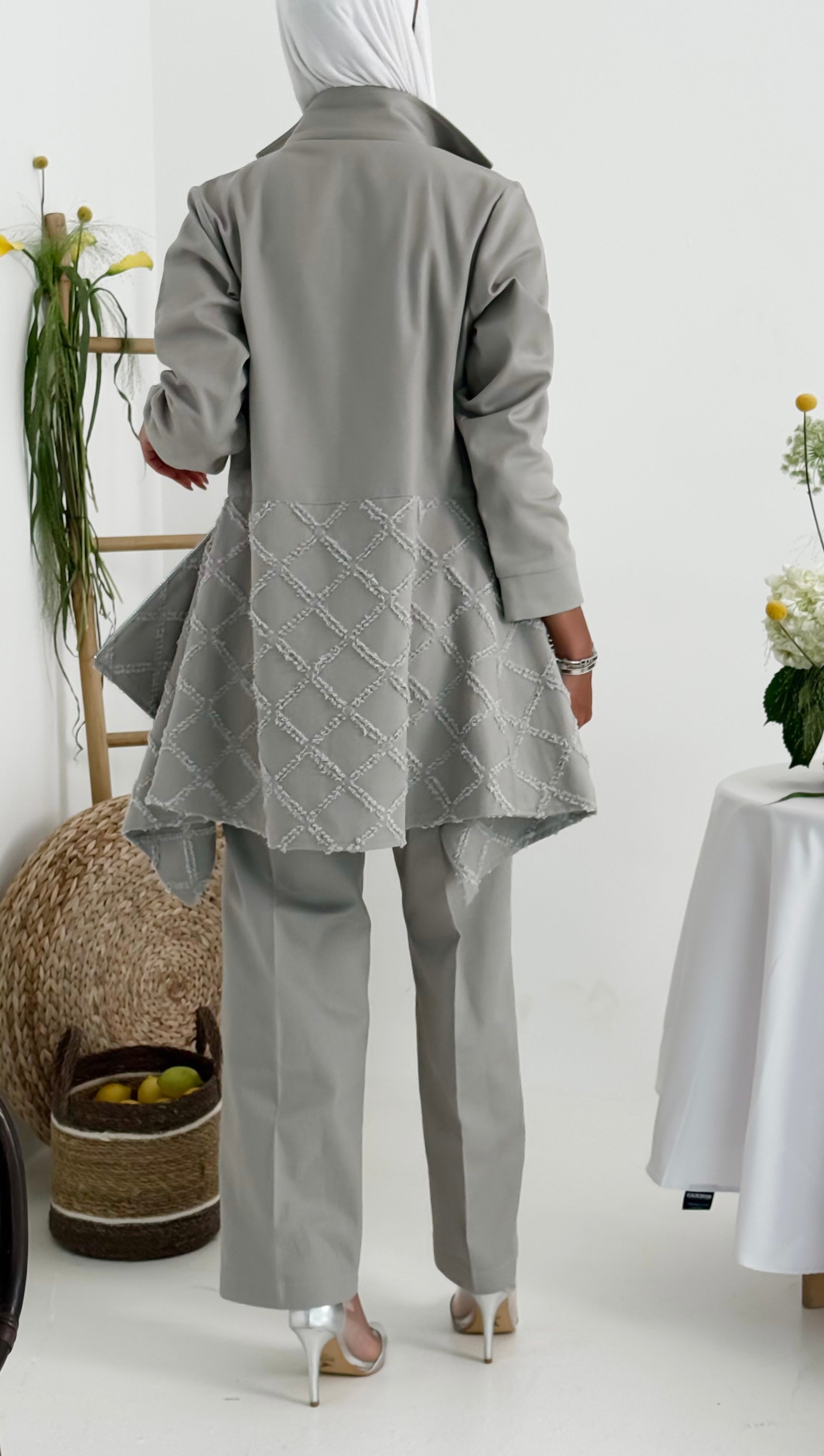 طقم رمادي صيفي