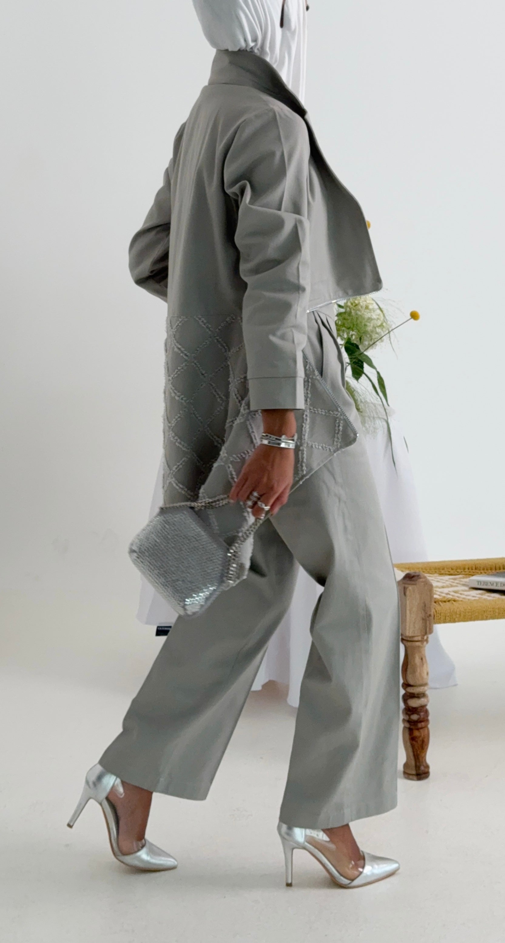 طقم رمادي صيفي