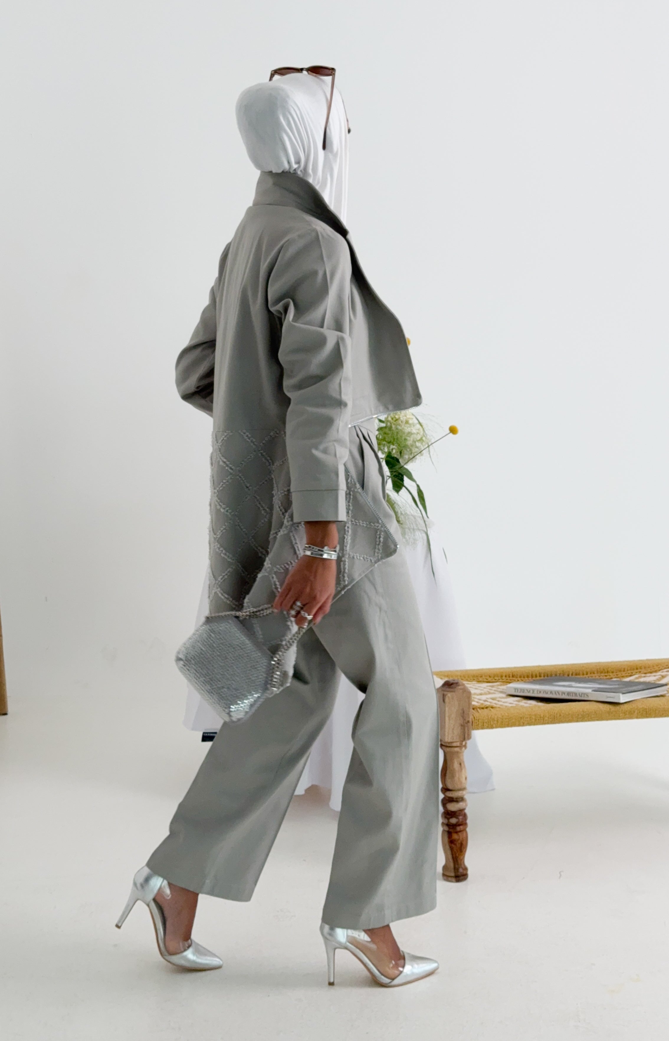 طقم رمادي صيفي