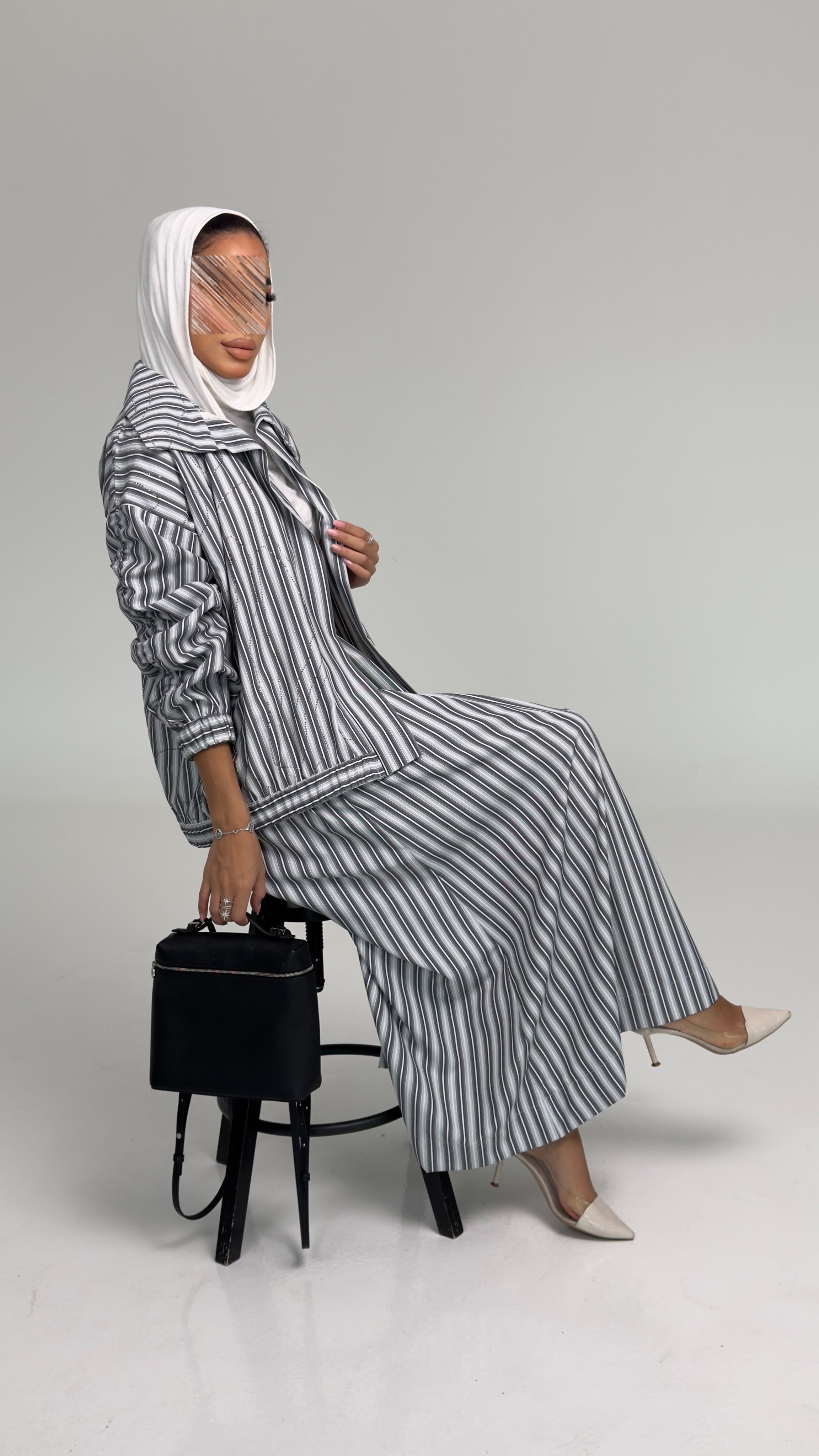 طقم مخطط رمادي