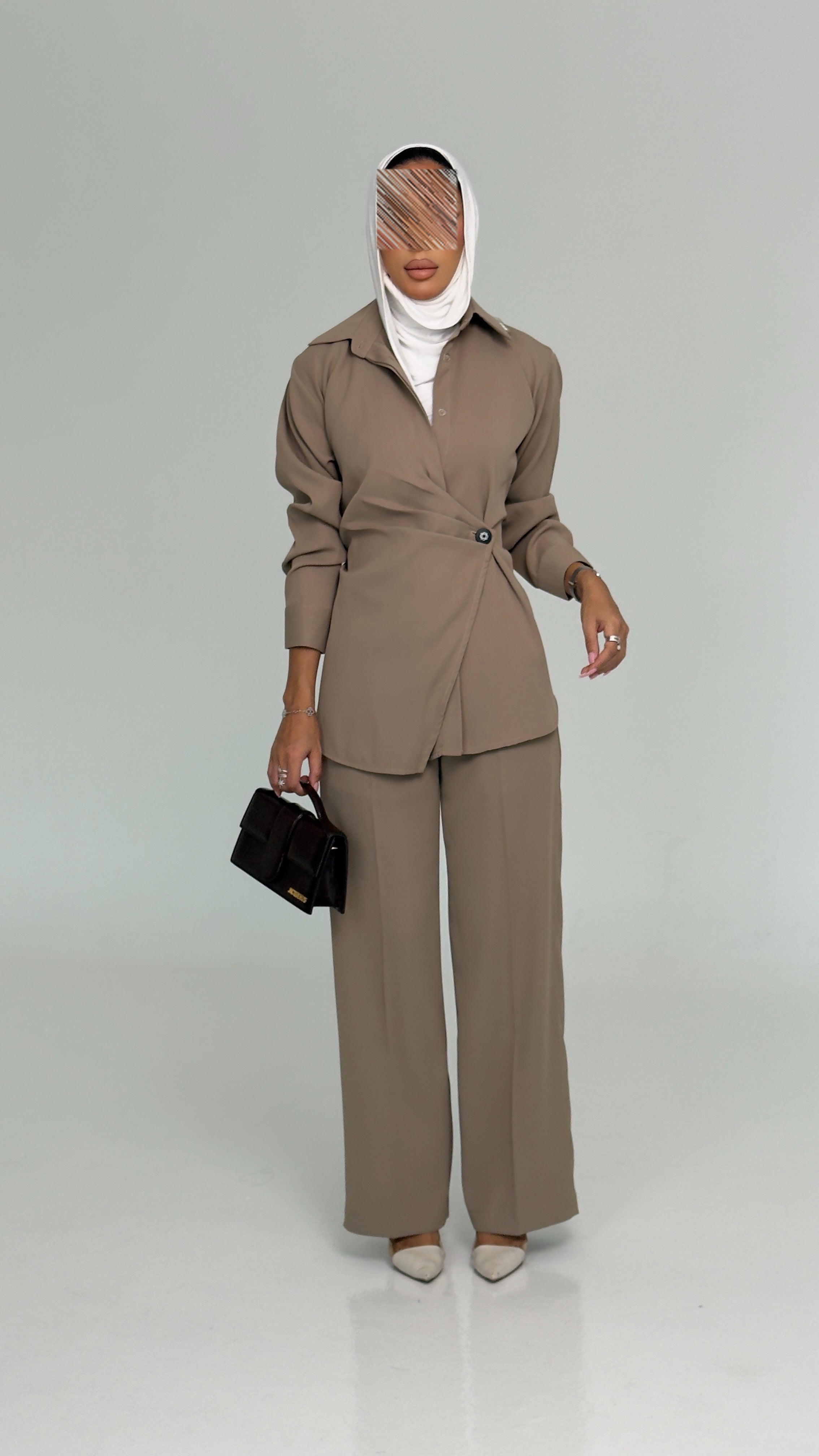 بدلة قميص وبنطلون بني